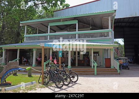 DAUFUSKIE ISLAND, SOUTH CAROLINA - April 6 2023: Front view of Freeport General Store and bicycles near the marina on the Cooper River. Stock Photo