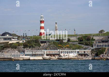 Tinside on Plymouth Hoe a stepped place to rest between swimming in the sea. Plymouth Hoe with the Smeaton’s Tower and the Terrace and Ocean View cafe Stock Photo