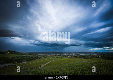 Unwetterzelle über Stuttgart mit Blick vom Kappelberg in Richtung Bad-Cannstatt und der MHP-Arena Stuttgart *** Storm cell over Stuttgart with a view from Kappelberg towards Bad Cannstatt and the MHP Arena Stuttgart Copyright: xSimonxAdomatx Stock Photo