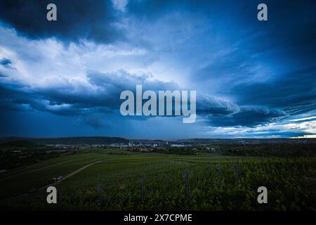 Unwetterzelle über Stuttgart mit Blick vom Kappelberg in Richtung Bad-Cannstatt und der MHP-Arena Fellbach Stuttgart Baden-Württemberg Deutschland *** Storm cell over Stuttgart with view from Kappelberg towards Bad Cannstatt and the MHP Arena Fellbach Stuttgart Baden Württemberg Germany Copyright: xSimonxAdomatx Stock Photo