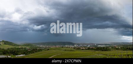 Unwetterzelle über Stuttgart mit Blick vom Kappelberg in Richtung Bad-Cannstatt und der MHP-Arena Fellbach Stuttgart Baden-Württemberg Deutschland *** Storm cell over Stuttgart with view from Kappelberg towards Bad Cannstatt and the MHP Arena Fellbach Stuttgart Baden Württemberg Germany Copyright: xSimonxAdomatx Stock Photo