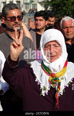 Diyarbakir, Turkey. 18th May, 2024. A Kurdish woman is seen making a victory sign during the protest. The heavy prison sentences given to Kurdish politicians were protested with mass statements in Istanbul, Adana and Diyarbakir. Democratic Regions Party (DBP) Co-Chair Cigdem Kilicgun Ucar, Workers' Party of Turkey (TIP) Chair Erkan Bas, Peoples' Equality and Democracy Party (DEM Party) MPs, representatives of some civil society organizations and the public attended the statement in Diyarbak?r's Dagkapi square. (Photo by Mehmet Masum Suer/SOPA Images/Sipa USA) Credit: Sipa USA/Alamy Live News Stock Photo