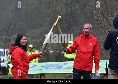 Tarbes, France. 19th May, 2024. © BASTIEN ARBERET/MAXPPP - 19/05/2024 RELAIS DE LA FLAMME OLYMPIQUE JEUX OLYMPIQUES PARIS 2024 ETAPE 11 HAUTES-PYRENEES AU CIRQUE DE GAVARNIE Relayeur : Solène Jambaqué, Skieuse alpine atteinte d'hémiplégie, a remporté 2 médailles d'or aux Jeux paralympiques d'hiver de 2006 à Turin. et Michel Guillot Pyrenees France, may 17th 2024 Olympic Torch relay. *** Local Caption *** Credit: MAXPPP/Alamy Live News Stock Photo