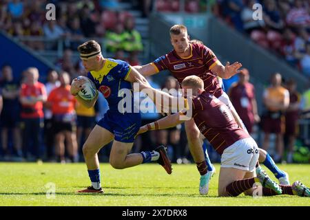 Josh Thewlis of Warrington Wolves breaks through the Huddersfield ...