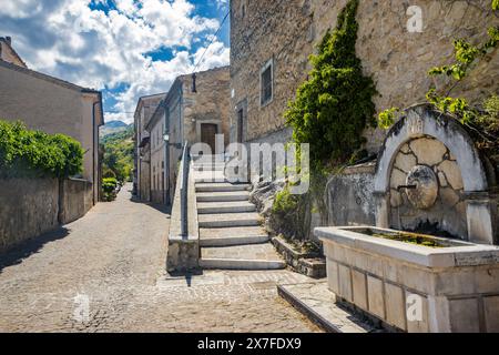 A glimpse of the small village of Castrovalva, in the province of L'Aquila in Abruzzo, part of the municipality of Anversa degli Abruzzi. Immersed in Stock Photo