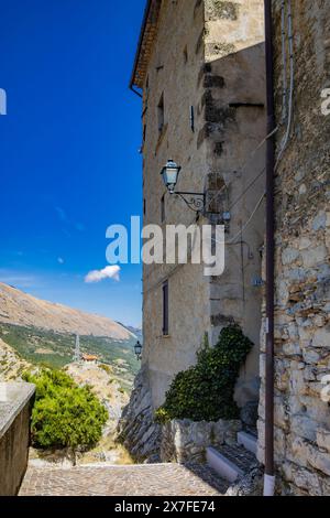 A glimpse of the small village of Castrovalva, in the province of L'Aquila in Abruzzo, part of the municipality of Anversa degli Abruzzi. Immersed in Stock Photo