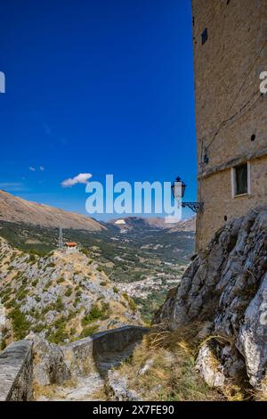 A glimpse of the small village of Castrovalva, in the province of L'Aquila in Abruzzo, part of the municipality of Anversa degli Abruzzi. Immersed in Stock Photo