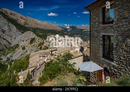 A glimpse of the small village of Castrovalva, in the province of L'Aquila in Abruzzo, part of the municipality of Anversa degli Abruzzi. Immersed in Stock Photo