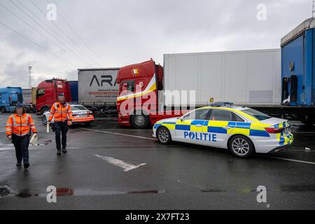 Antwerp, Belgium. 20th May, 2024. Police activity is seen while the Antwerp Police Zone, the Federal Police, the Social Intelligence and Investigation Service SIOD and the European Labor Authority ELA are organizing a large-scale heavy transport inspection action under the leadership of the labor auditor, with a focus on the employment conditions of truck drivers, in Antwerp, Monday 20 May 2024. BELGA PHOTO JONAS ROOSENS Credit: Belga News Agency/Alamy Live News Stock Photo