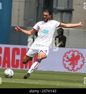 Foto Gianni Santandrea/LaPresse 19 maggio 2024 Reggio Emilia, Italia - sport, calcio - Sassuolo vs Cagliari - Campionato di calcio Serie A Tim  2023/2024 - Stadio Mapei. Nella foto: Dossena   Photo Gianni Santandrea/LaPresse May 19, 2024 Reggio Emilia, Italy - sports, soccer - Sassuolo vs Caglairi - Serie A Tim 2023/2024 football championship - Mapei Stadium. In the picture: Dossena Stock Photo