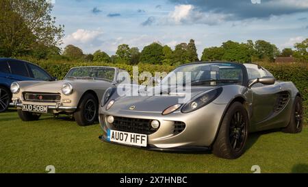 2007 Lotus Elise next to a classic MG Midget Stock Photo