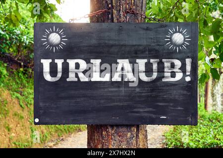 Fotomontage Schild im Wald mit hinzugefügtem Text BETRIEBSAUSFLUG ...
