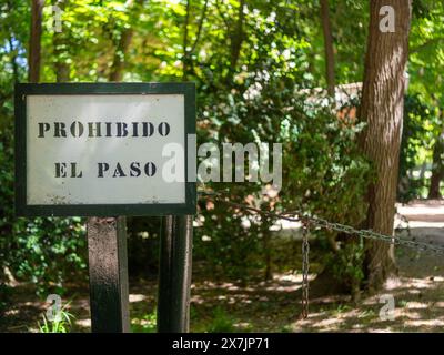 Old No trespassing sign in Spanish in the middle of nature Stock Photo