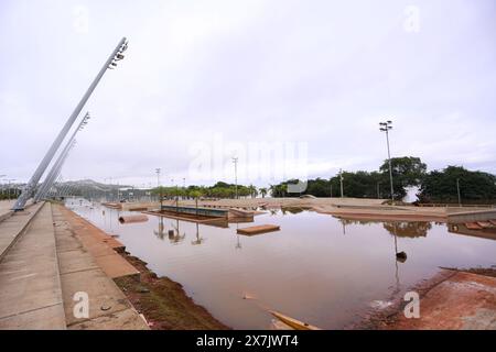 Porto Alegre, Brazil. 20th May, 2024. On the edge of Porto Alegre, the waters of Lake Guaiba remain high, despite having fallen. The Orla Skate Park, which is the largest in Latin America, remains flooded. A sequence of heavy rains caused by an extreme weather event hit the state of Rio Grande do Sul, causing flooding and flooding, leaving people homeless and dead in different cities, placing the entire region in a state of public calamity. PHOTO: Maxi Franzoi/AGIF Credit: AGIF/Alamy Live News Stock Photo