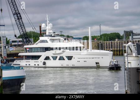 60 Meter Luxus Yacht Solaia, das 6. Schiff der Niederländischen Amels Werft, Vlissingen, aus der Amels 60 Serie, gehört zur Damen-Werftengruppe, bei einer Probefahrt in der Westerschelde, Zeeland, Niederlande Luxusyacht Solaia *** 60 meter luxury yacht Solaia, the 6 ship of the Dutch Amels shipyard, Vlissingen, from the Amels 60 series, belongs to the Damen shipyard group, during a sea trial in the Westerschelde, Zeeland, Netherlands Luxury yacht Solaia Stock Photo