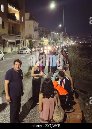 Napoli, Italia. 20th May, 2024. Persone in strada in preda alla paura dopo la scossa di terremoto a Campi Flegrei - 20 maggio 2024 Pozzuoli, Napoli (Italia) - martedì 20 maggio 2024 - News - (Foto Alessandro Garofalo/LaPresse) People in the street in fear after earthquake in Campi Flegrei - May 20, 2024 Pozzuoli, Naples (Italy) - Tuesday, May 20, 2024 - News - (Photo Alessandro Garofalo/LaPresse) Credit: LaPresse/Alamy Live News Stock Photo