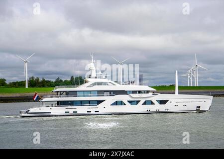 60 Meter Luxus Yacht Solaia, das 6. Schiff der Niederländischen Amels Werft, Vlissingen, aus der Amels 60 Serie, gehört zur Damen-Werftengruppe, bei einer Probefahrt in der Westerschelde, Zeeland, Niederlande Luxusyacht Solaia *** 60 meter luxury yacht Solaia, the 6 ship of the Dutch Amels shipyard, Vlissingen, from the Amels 60 series, belongs to the Damen shipyard group, during a sea trial in the Westerschelde, Zeeland, Netherlands Luxury yacht Solaia Stock Photo