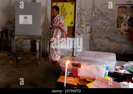 Kolkata, India. 20th May, 2024. A old age women after casting his vote on an Electronic Voting Machine (EVM) at a polling station power cut due to the heavy rain and presiding officers have continued the voting by lighting the candles during the fifth phase of voting in India's general election in Hind motor of Hooghly district on May 20, 2024 in Kolkata, India. (Photo by Dipa Chakraborty/Eyepix Group) Credit: Eyepix Group/Alamy Live News Stock Photo