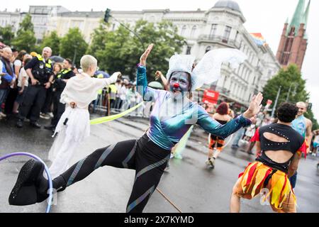 Dancer of the CABUWAZI children's and youth circus with hoops at the street parade of the 26th Carnival of Cultures in Berlin on 19.05.2024 Stock Photo