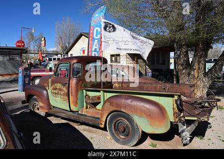 Old, rusty cars in the backyard of Delgadillo's Snow Cap Drive Inn on Route 66, Seligman, Arizona Stock Photo