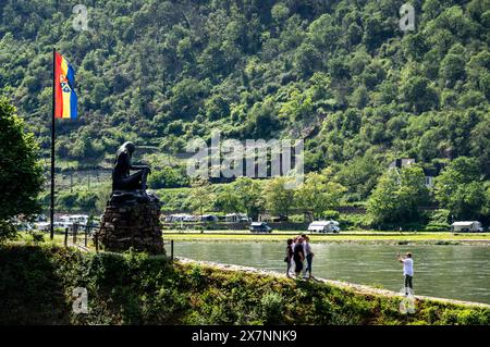 Loreley: Nackt am Rhein. - Eine Besuchergruppe fotografiert sich an der Spitze der Mole des Loreley-Hafens am Rhein bei St. Goarshausen Rheinland-Pfal Stock Photo