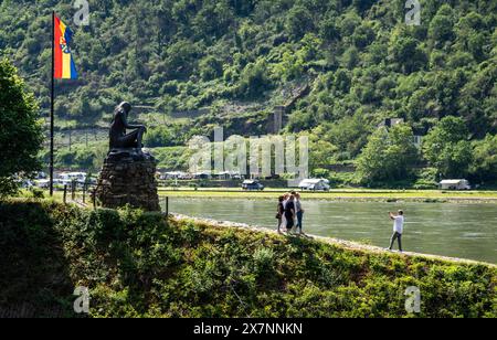 Loreley: Nackt am Rhein. - Eine Besuchergruppe fotografiert sich an der Spitze der Mole des Loreley-Hafens am Rhein bei St. Goarshausen Rheinland-Pfal Stock Photo