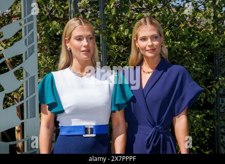 Lady Amelia Spencer (L) and her twin sister Lady Eliza Spencer (R) wear Boodles jewellery at the Boodles National Gallery Garden at  RHS Chelsea. Stock Photo