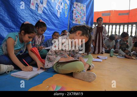 Deir Al Balah. 21st May, 2024. Children study at a temporary school in the city of Deir al-Balah in central Gaza Strip, May 20, 2024. Credit: Rizek Abdeljawad/Xinhua/Alamy Live News Stock Photo