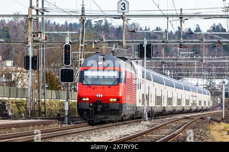 Ein SBB IC2000 fährt durch den Bahnhof von Bassersdorf. Er wird von einer Lok 2000 gezogen. (Bassersdorf, Schweiz, 04.02.2024) Stock Photo