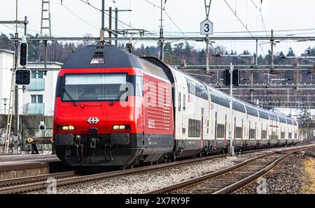 Ein SBB IC2000 fährt durch den Bahnhof von Bassersdorf. Er wird von einer Lok 2000 gezogen. (Bassersdorf, Schweiz, 04.02.2024) Stock Photo