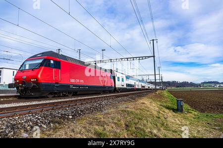 Ein SBB IC2000 fährt durch den Bahnhof von Bassersdorf. Er wird von einer Lok 2000 gezogen. (Bassersdorf, Schweiz, 04.02.2024) Stock Photo