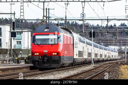 Ein SBB IC2000 fährt durch den Bahnhof von Bassersdorf. Er wird von einer Lok 2000 gezogen. (Bassersdorf, Schweiz, 04.02.2024) Stock Photo