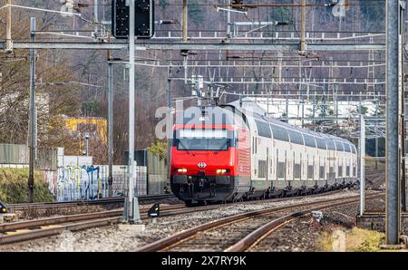 Ein SBB IC2000 fährt durch den Bahnhof von Bassersdorf. Er wird von einer Lok 2000 gezogen. (Bassersdorf, Schweiz, 04.02.2024) Stock Photo