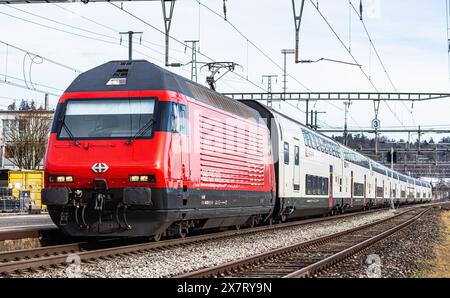 Ein SBB IC2000 fährt durch den Bahnhof von Bassersdorf. Er wird von einer Lok 2000 gezogen. (Bassersdorf, Schweiz, 04.02.2024) Stock Photo