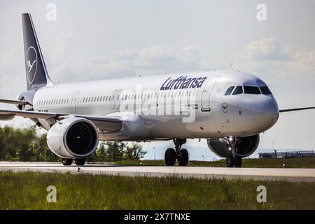 Flughafen Frankfurt, Fraport mit Flugzeug. Registrierung: D-AIEB, LUFTHANSA, AIRBUS A321NEO. // 30.04.2024: Frankfurt am Main, Hessen, Deutschland *** Frankfurt Airport, Fraport with aircraft registration D AIEB, LUFTHANSA, AIRBUS A321NEO 30 04 2024 Frankfurt am Main, Hesse, Germany Stock Photo