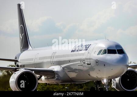 Flughafen Frankfurt, Fraport mit Flugzeug. Registrierung: D-AIEB, LUFTHANSA, AIRBUS A321NEO. // 30.04.2024: Frankfurt am Main, Hessen, Deutschland *** Frankfurt Airport, Fraport with aircraft registration D AIEB, LUFTHANSA, AIRBUS A321NEO 30 04 2024 Frankfurt am Main, Hesse, Germany Stock Photo