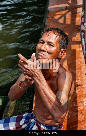 Thailand, Bangkok, tattooed thai man shaving by the Chao Praya river Stock Photo