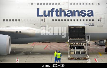 Loading Lufthansa Boeing 747 Frankfurt Airport Germany Stock Photo - Alamy