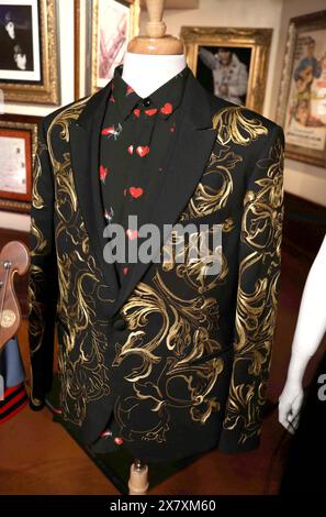 New York, New York, USA. 21st May, 2024. June 2018, stage-worn Rob Stewart Hollywood Bowl' jacket black and gold brocade jacket by Versace, and black shirt with a red 'heart and lip' print pattern by Saint Laurent, estimate $1,000 - $2,000, seen during the ''˜Music Icons' Julien's Auctions press preview held at the Hard Rock Cafe. (Credit Image: © Nancy Kaszerman/ZUMA Press Wire) EDITORIAL USAGE ONLY! Not for Commercial USAGE! Stock Photo