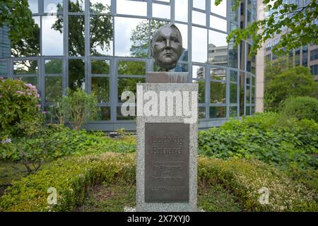 Büste Ludwig Erhard, Straße der Erinnerung, Spreebogen, Moabit, Mitte, Berlin, Deutschland *** Bust of Ludwig Erhard, Street of Remembrance, Spreebogen, Moabit, Mitte, Berlin, Germany Stock Photo