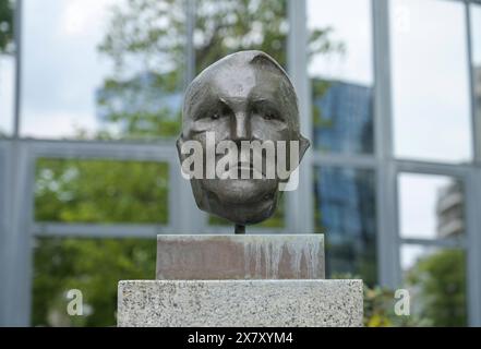 Büste Ludwig Erhard, Straße der Erinnerung, Spreebogen, Moabit, Mitte, Berlin, Deutschland *** Bust of Ludwig Erhard, Street of Remembrance, Spreebogen, Moabit, Mitte, Berlin, Germany Stock Photo