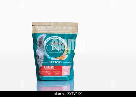 PURINA ONE Bifensis Sterilcat dry food with salmon for sterile cats 800g Stock Photo Alamy