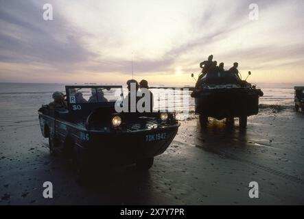 - Normandy, war veterans and collectors of vintage military vehicles participate the yearly ceremonies for the commemoration of the allied landing of June 1944. Two US  amphibious vehicles simulate landing on Arromanche beach   - Normandia, veterani di guerra e collezionisti di veicoli militari d'epoca partecipano alle annuali cerimonie per la commemorazione degli sbarchi alleati del giugno 1944. Due veicoli anfibi USA  simulano lo sbarco sulla spiaggia di Arromanche Stock Photo