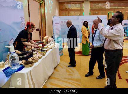 Colombo, Sri Lanka. 21st May, 2024. People watch the making of Youcha, or oil tea, of the Yao ethnic group during an event titled 'Tea for Harmony: Yaji Cultural Salon and Guangxi Cultural and Tourism Promotion' in Colombo, Sri Lanka, May 21, 2024. Local Chinese tea lovers had an immersive experience of tea cultures during a celebration of the International Tea Day here on Tuesday. Credit: Wu Yue/Xinhua/Alamy Live News Stock Photo