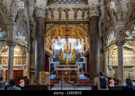 Hauptaltar im Innenraum der Kathedrale des hl. Domnius in Split ...