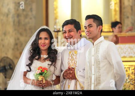 Manila, Philippines. May 22,2024: Beautiful happy young Filipino couple wedding. Bride & Groom married by Catholic priest in Philippine capital. Today, Absolute Divorce Act was approved by House of Representatives. An historic vote, one more step for activists defending divorce legalization as human right & denouncing repercussions of its prohibition on millions of women victims of domestic violence. With Vatican City, the Philippines is still the only country in world where divorce is illegal due to strong religious influence of powerful Roman Cath Church. Credit: Kevin Izorce/Alamy Live News Stock Photo