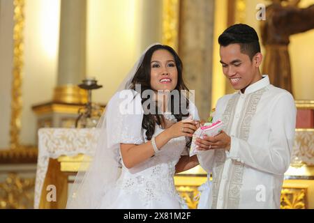 Manila, Philippines. May 22,2024: Beautiful happy young Filipino couple wedding. Bride & Groom married by Catholic priest in Philippine capital. Today, Absolute Divorce Act was approved by House of Representatives. An historic vote, one more step for activists defending divorce legalization as human right & denouncing repercussions of its prohibition on millions of women victims of domestic violence. With Vatican City, the Philippines is still the only country in world where divorce is illegal due to strong religious influence of powerful Roman Cath Church. Credit: Kevin Izorce/Alamy Live News Stock Photo