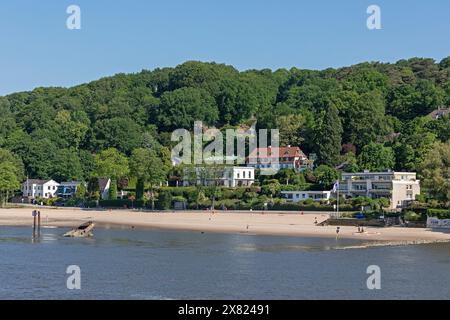 Houses, beach, wreck Uwe, Falkensteiner Ufer, River Elbe, Hamburg, Germany Stock Photo