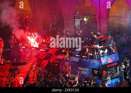 Bologna, Italia. 22nd May, 2024. Bologna, Italia - Cronaca - 22 Maggio 2024 - La squadra del Bologna f.c. festeggia la qualificazione alla Champions League 2024-2025 con un giro d'onore su un pullman scoperto attraversando la citt&#xe0; - (Photo Michele Nucci/LaPresse) News - Bologna, Italy - May. 22, 2024 -The Bologna f.c. team celebrates qualification for the 2024-2025 Champions League with a lap of honor on an open-top bus crossing the city - (Photo Michele Nucci/LaPresse) Credit: LaPresse/Alamy Live News Stock Photo