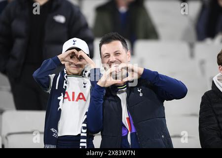 MELBOURNE, AUSTRALIA. 22 May, 2024. Pictured: A father and his young son make heart symbols with their hands from the spectator stands at Melbourne Cricket Ground in support of the North London club Tottenham Hotspur during the Global Football Week English Premiership teams friendly at the MCG in Melbourne. Credit: Karl Phillipson/Alamy Live News Stock Photo